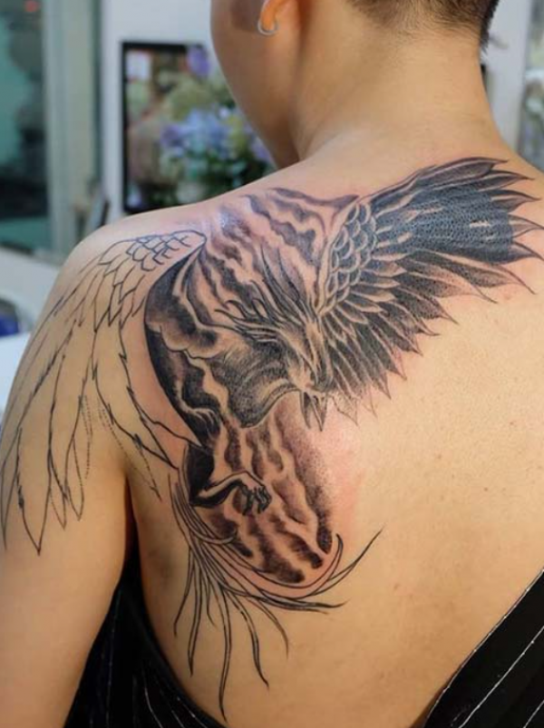 Phoenix dengan sayap terbuka yang anggun